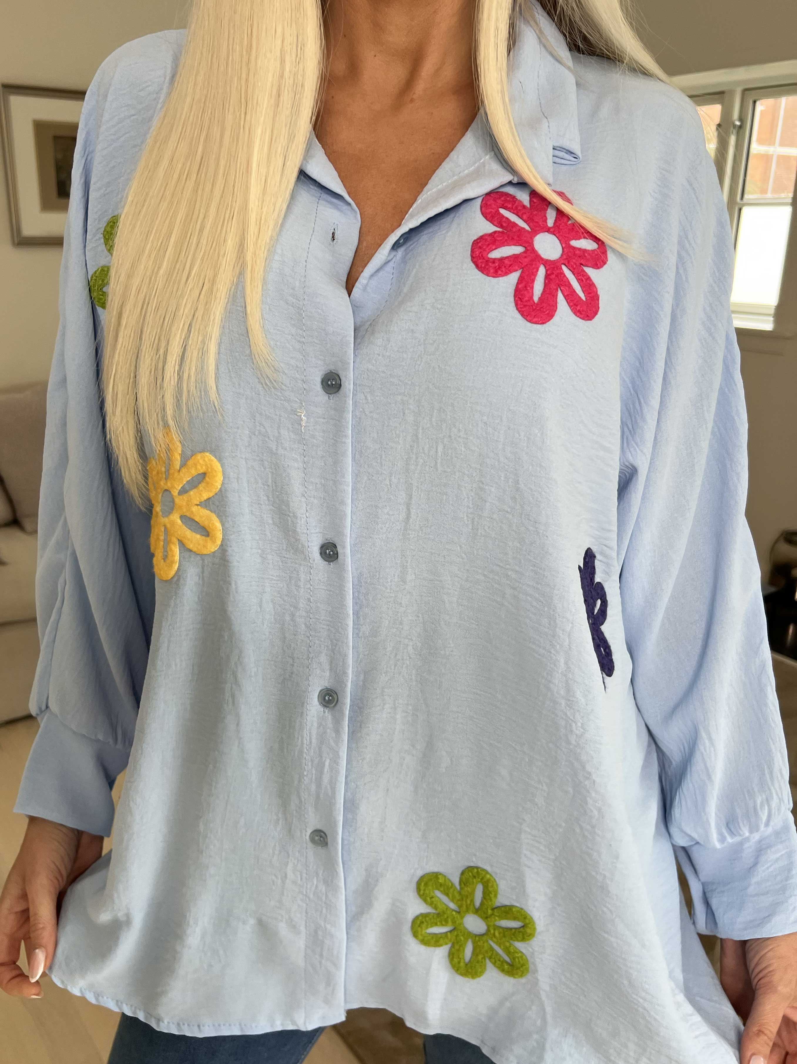 Katrin - Skjorte med fine farvet blomster foran